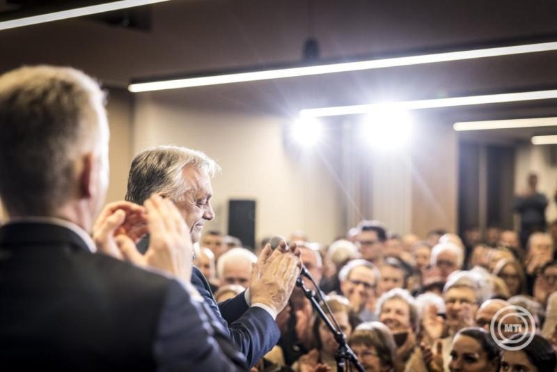 A Miniszterelnöki Kommunikációs Főosztály által közreadott képen Orbán Viktor miniszterelnök, a Fidesz elnöke (b2) országjárásának sukorói állomásán 2026. február 24-én. MTI/Miniszterelnöki Kommunikációs Főosztály/Kaiser Ákos