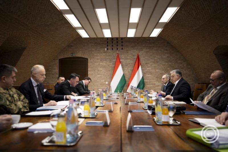 A Miniszterelnöki Kommunikációs Főosztály által közreadott képen Orbán Viktor miniszterelnök (j2) a Védelmi Tanács ülésén 2026. február 25-én. Balról Böröndi Gábor vezérezredes, a Honvéd Vezérkar főnöke, Szalay-Bobrovniczky Kristóf honvédelmi miniszter, Biró Marcell, a miniszterelnök nemzetbiztonsági főtanácsadója, Rogán Antal, a Miniszterelnöki Kabinetirodát vezető miniszter és Bordás Gábor, a Miniszterelnöki Kormányiroda közigazgatási államtitkára (b-j), a kormányfő mellett Pintér Sándor belügyminiszter (j3) és Lantos Csaba energiaügyi miniszter (j). A miniszterelnök az ülést az ukrán olajblokád miatt hívta össze; január 27-e óta nem érkezik olaj a Barátság kőolajvezetéken Magyarországra. MTI/Miniszterelnöki Kommunikációs Főosztály/Fischer Zoltán