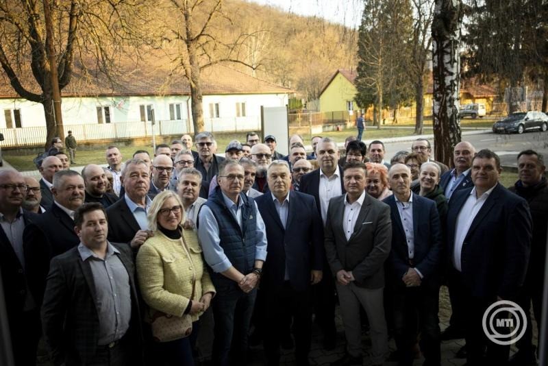 A Miniszterelnöki Kommunikációs Főosztály által közreadott képen Orbán Viktor miniszterelnök, a Fidesz elnöke (k) országjárásának pétervásárai állomásán 2026. március 3-án. A kormányfő mellett balról Horváth László, Gyöngyös és térsége fideszes országgyűlési képviselője, képviselőjelölt, a kábítószer-kereskedelem felszámolásáért felelős kormánybiztos. MTI/Miniszterelnöki Kommunikációs Főosztály/Fischer Zoltán