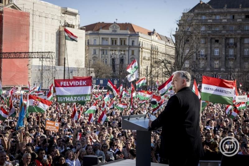  A Miniszterelnöki Kommunikációs Főosztály által közreadott képen Orbán Viktor miniszterelnök beszédet mond az 1848/49-es forradalom és szabadságharc évfordulója alkalmából tartott állami díszünnepségen az Országház előtti Kossuth Lajos téren 2026. március 15-én. MTI/Miniszterelnöki Kommunikációs Főosztály/Kaiser Ákos