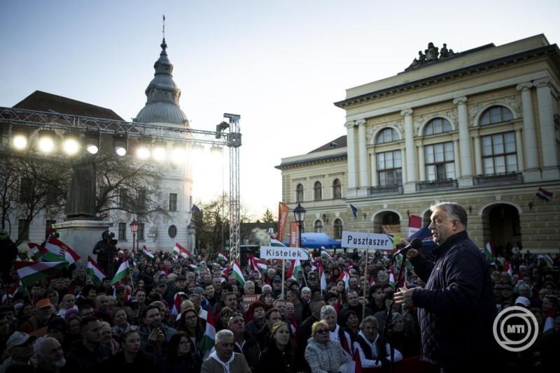 A Miniszterelnöki Kommunikációs Főosztály által közreadott képen Orbán Viktor miniszterelnök, a Fidesz elnöke beszédet mond országjárásának szentesi állomásán, a Kossuth téren 2026. április 1-jén. MTI/Miniszterelnöki Kommunikációs Főosztály/Fischer Zoltán