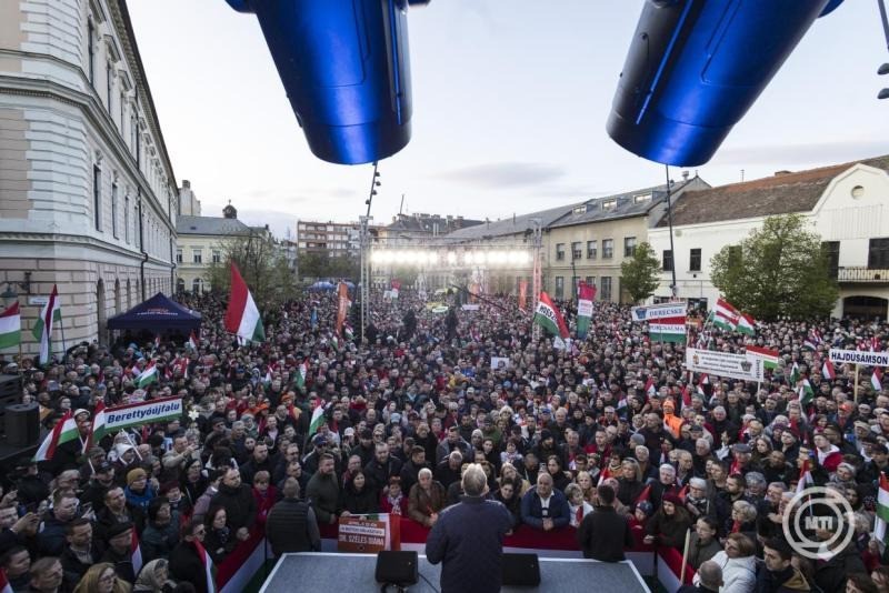 A Miniszterelnöki Kommunikációs Főosztály által közreadott képen Orbán Viktor miniszterelnök, a Fidesz elnöke beszédet mond országjárásának debreceni állomásán, a Dósa Nándor téren 2026. április 9-én. MTI/Miniszterelnöki Kommunikációs Főosztály/Kaiser Ákos