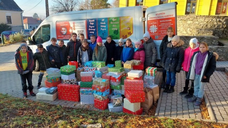 A Nagyboldogasszony Római Katolikus Általános Iskola 174 diákja idén 174 angyalbatyut készített  Forrás: iskola