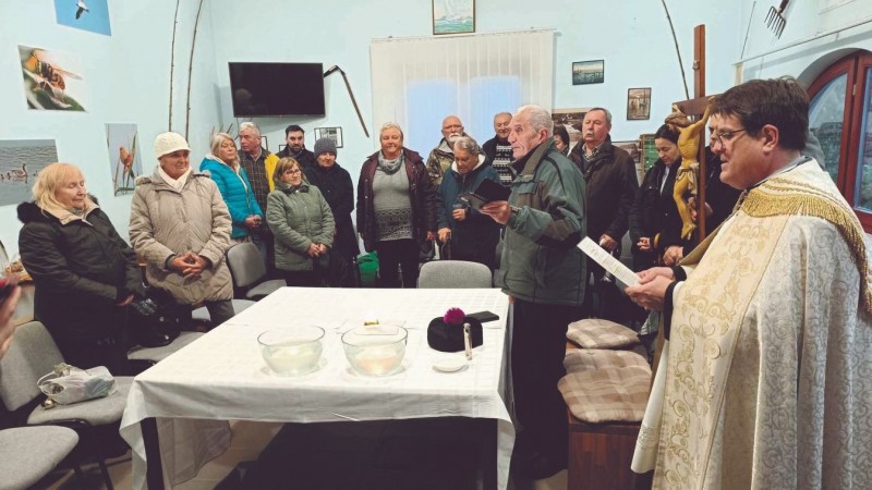 Vízkereszt alkalmából Beke Zsolt atya áldotta meg a Balaton vizét a badacsonytördemici ünnepségen  Forrás: szervezők