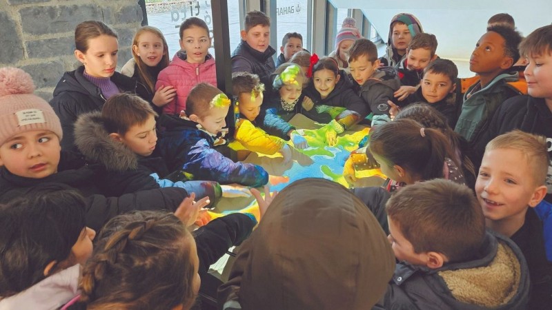 A gyerekek szemmel láthatóan nagyon élvezték a megújult Tátika meglátogatását, ahol az élmény mellett még ajándékot is kaptak  Fotó: a szervezők