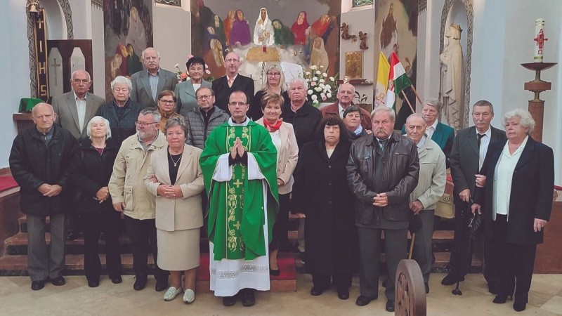 Jubiláló házaspárok Badacsonytomajon a Szent Imre római katolikus templomban Bedy Imre atyával  Forrás: szervezők