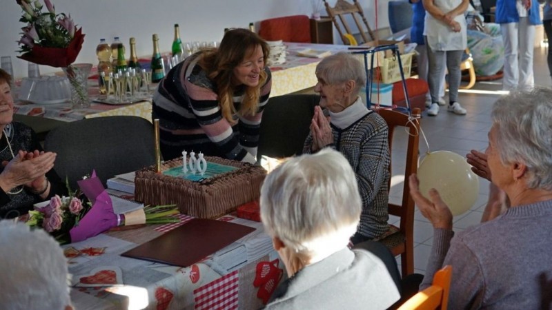 Az ünnepeltet a Megbecsülés Idősek Otthona vezetője, Nagy Judit is köszöntötte  Forrás: archív