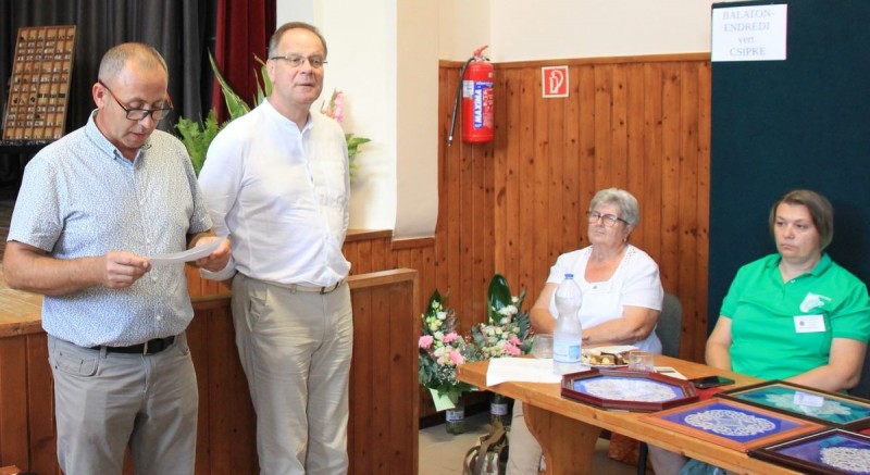 Vesztróczi Attila polgármester (balra) azt hangsúlyozta beszédében, hogy kevés olyan település van, amelynek olyan hagyományai vannak, mint Nemeshanynak Fotó: Szijártó János / Napló