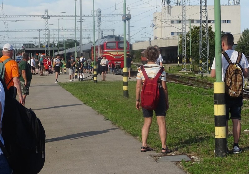 Tömegek vártak izgatottan minden gép, szerelvény érkezését-indulását, így az M62,194-es dízelmozdonyét is Fotó: Benkő Péter/Napló