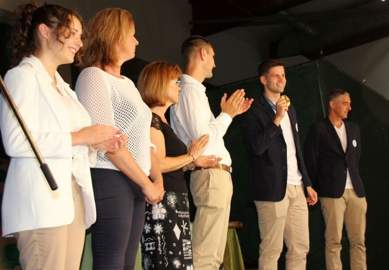 Gaál Zsóka, Lakos Nikoletta, Mádl Ildikó, Rédli András Siklósi Gergely aranyérmét tapsolja meg. Jobb oldalon Boczkó Gábor szövetségi kapitány Fotó: Szijártó János / Napló