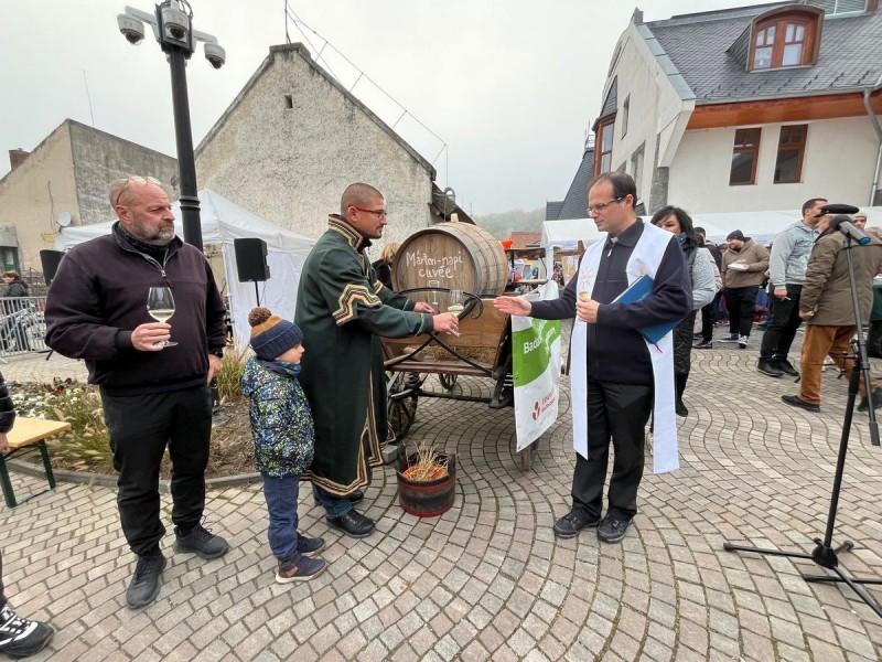 Az újbort is csapra verték a badacsonytomajiak Márton tiszteletére Fotó: Tóth B. Zsuzsa /  Napló