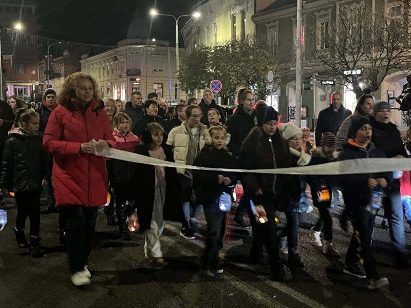 Szent Márton nyomát követve vonultak fel a gyerekek kis lámpásaikkal a városban Fotó: Tóth B. Zsuzsa