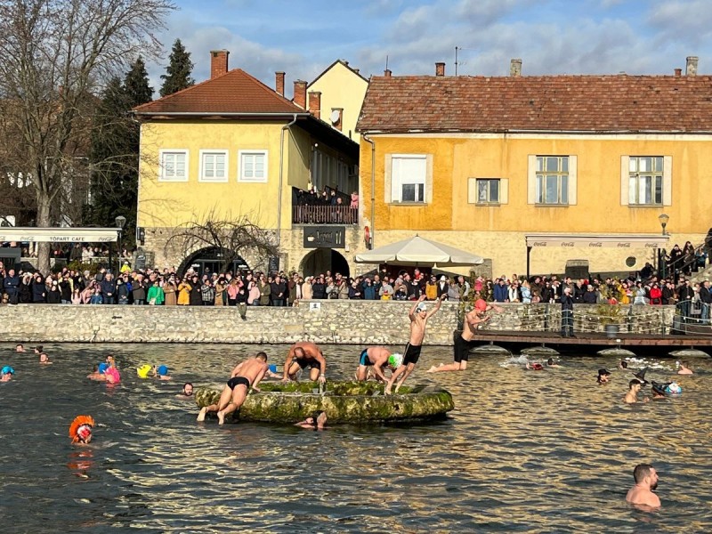 Tapolcán már elképzelhetetlen a szilveszter fürdés nélkül Fotó: Tóth B. Zsuzsa