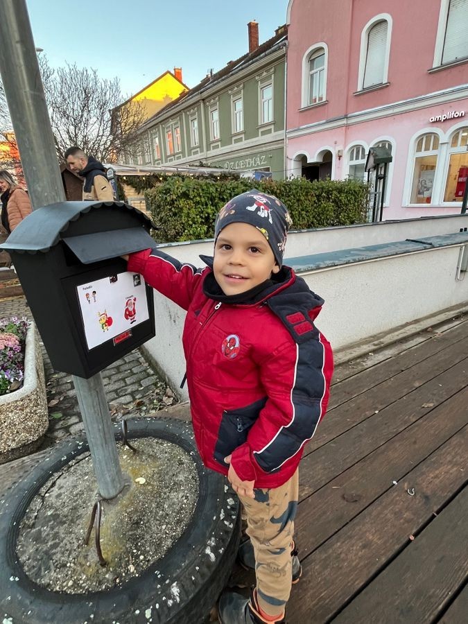 A Mikulás postaládájába Hegedűs Levente is bedobta az üzenetét Fotó: Tóth B. Zsuzsa