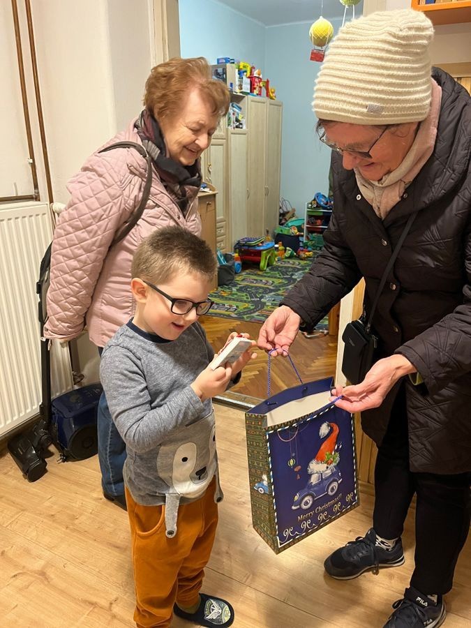 Jancsik Dezsőné Terike és Holczbauerné Szabó Erzsébet kereste fel a családot, hogy átadja az összegyűjtött ajándékot a szülőknek, Lizának és Matyinak Fotó: Tóth B. Zsuzsa