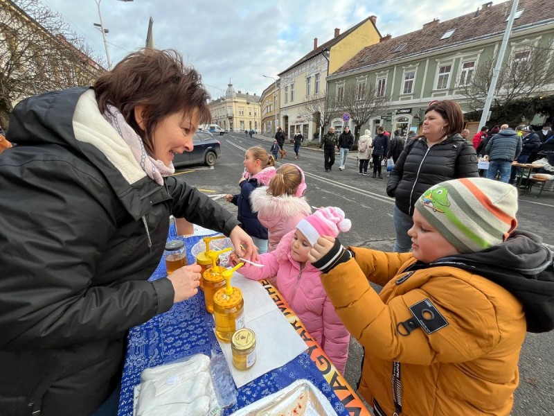 Az Apiterápiás ház csapata mézzel főzött és a gyerekekkel is megkóstoltatta a mézet a verseny során Fotó: Tóth B. Zsuzsa