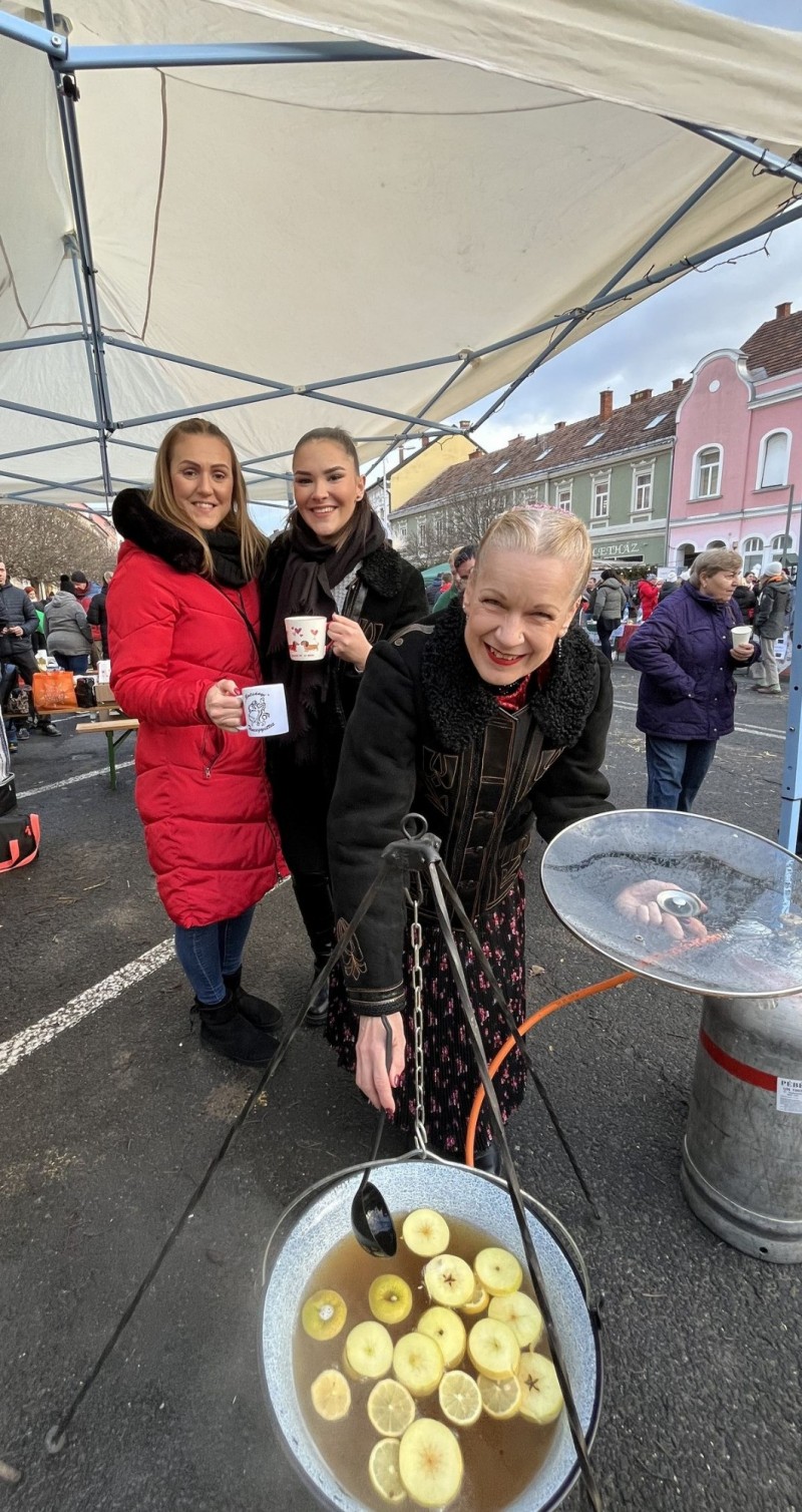 A Batsányi Táncegyüttes  tagjai a verseny visszatérő résztvevői. Főztek és táncoltak is Fotó: Tóth B. Zsuzsa