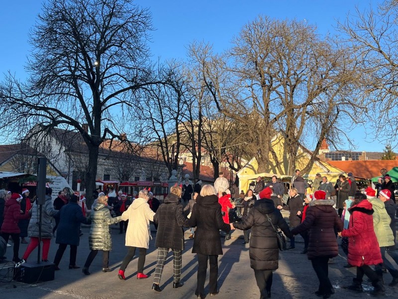 Az Örömtáncosok adventi zenére ropták a táncot a téren Fotó: Tóth B. Zsuzsa