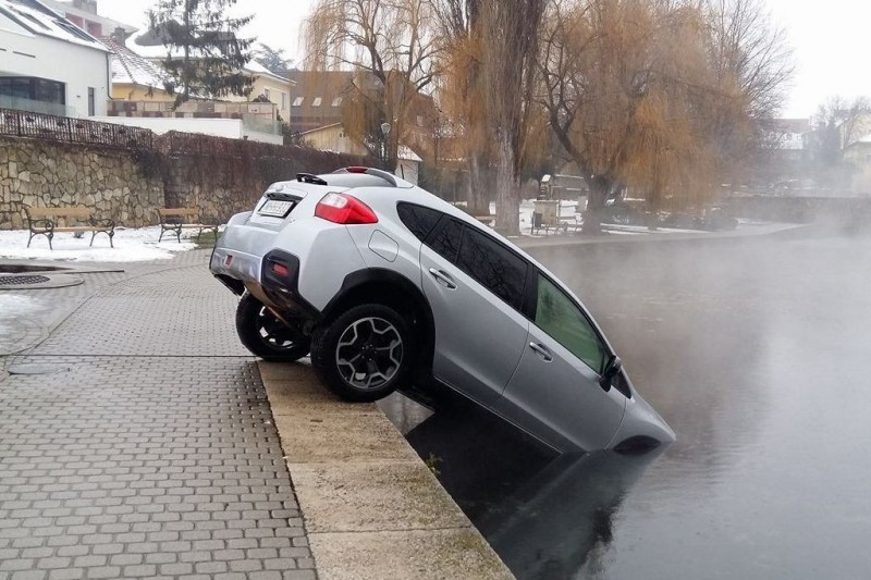 Hét évvel ezelőtt maguk a tűzoltók sem akartak hinni a szemüknek a tapolcai Malom-tó partján. Egy autó csúszott a vízbe. Fotó: autonavigátor.hu