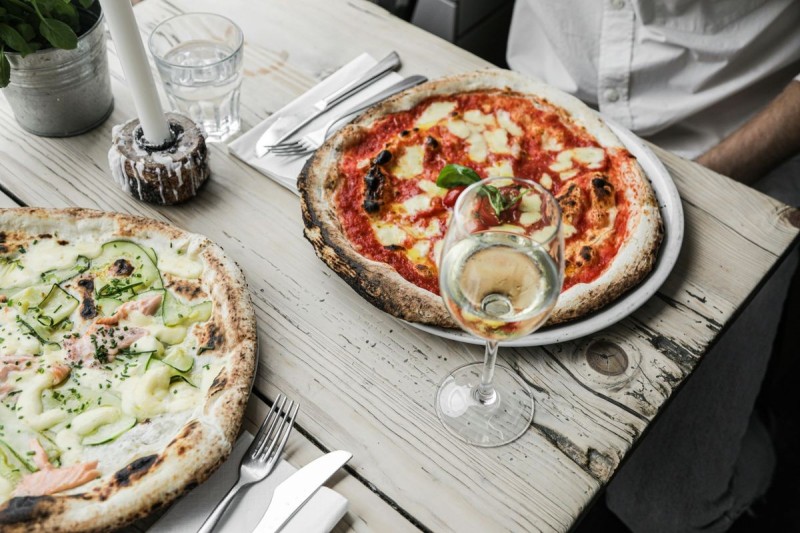 Fatüzelés, roppanós szél, puha belső, egyszerűségnek és légiességnek köszönhető mennyei íz... Szerintetek milyen a jó pizza? Forrás: Pexels-illusztráció