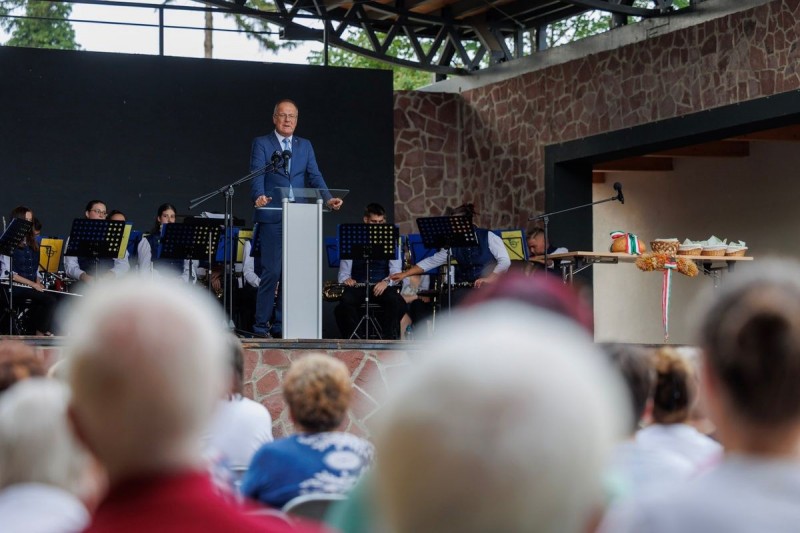 Augusztus 20-a, Révfülöp: megható ünnepi beszédet mondott Navracsics Tibor közigazgatási és területfejlesztési miniszter, országgyűlési képviselő a nagyközségben  Fotó: Navracsics Tibor/Facebook