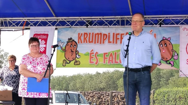 Horváth Beáta és Navracsics Tibor köszöntötte a falunap résztvevőit Fotó: Tisler Anna