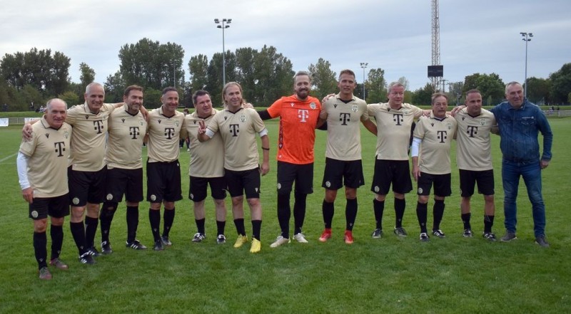Tapolcán rendezték meg a jubileumi mérkőzést, ahol a Fradi öregfiúk csapata újra győzött  Fotó: Tapolcai Öregfiúk FC 