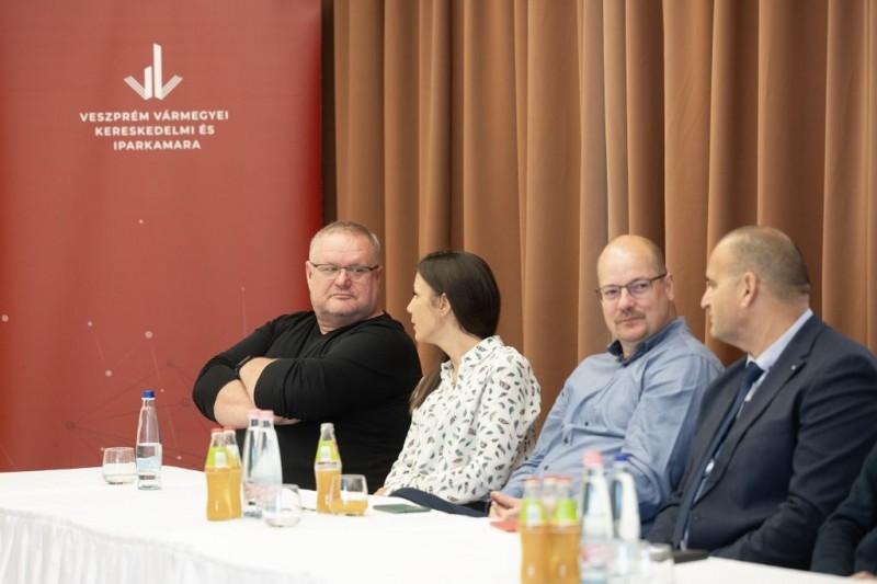 Navracsics Tibor Tapolcán egyeztetett a helyi vállalkozókkal  Fotók: Fülöp Ildikó/Napló