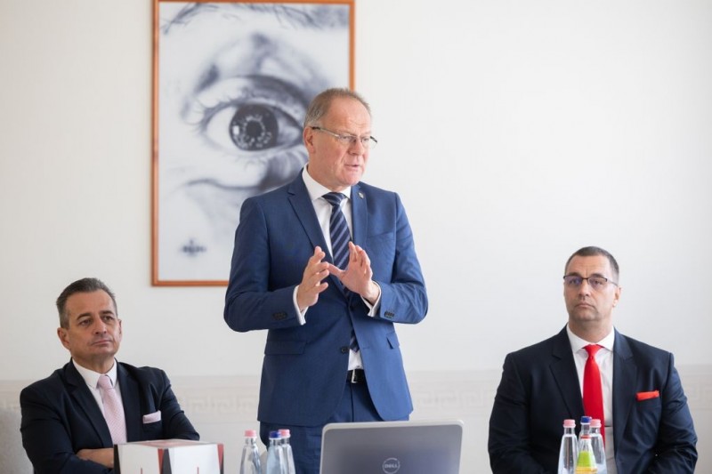  A Veszprém Vármegyei Kereskedelmi és Iparkamara által szervezett találkozón – amelyen részt vett Navracsics Tibor országgyűlési képviselő, közigazgatási és területfejlesztési miniszter, Simon Attila, a Veszprém Vármegyei Kereskedelmi és Iparkamara elnöke és Dobó Zoltán, Tapolca polgármestere is – Tapolca vállalkozói közvetlenül egyeztettek a kormányzati törekvésekről és a térséget érintő gazdasági kihívásokról Fotó: Fülöp Ildikó