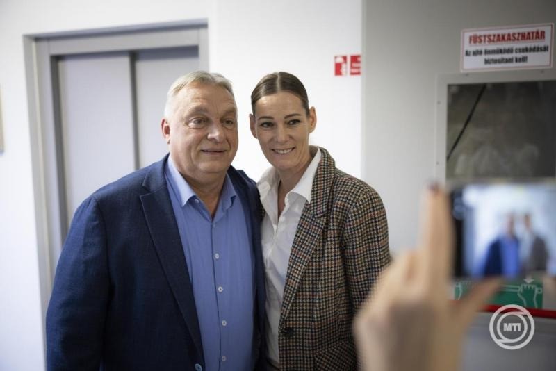 A Miniszterelnöki Kommunikációs Főosztály által közreadott képen Orbán Viktor miniszterelnök (b) és Görbicz Anita 233-szoros válogatott kézilabdázó a digitális polgári körök által szervezett első háborúellenes gyűlésen a győri Olimpiai Sportpark Multicsarnokában 2025. november 15-én. MTI/Miniszterelnöki Kommunikációs Főosztály/Fischer Zoltán