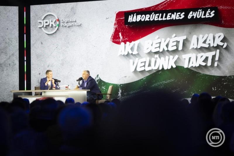 A Miniszterelnöki Kommunikációs Főosztály által közreadott képen Orbán Viktor miniszterelnök (j) a digitális polgári körök által szervezett első háborúellenes gyűlésen a győri Olimpiai Sportpark Multicsarnokában 2025. november 15-én. Balról Váczi Gergő műsorvezető. MTI/Miniszterelnöki Kommunikációs Főosztály/Fischer Zoltán