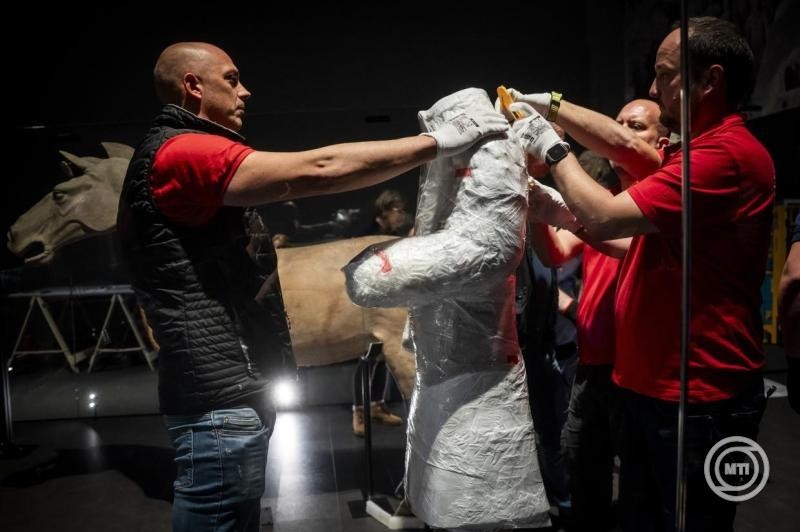 Agyagkatonát csomagolnak ki Az öröklét őre - Az első kínai császár agyagkatonái című kiállításról tartott sajtótájékoztatón a Szépművészeti Múzeumban 2025. november 19-én. A november 25-től 2026. május 25-ig látogatható kiállítás méretét és az eredeti műtárgyak számát tekintve is egyedülálló. MTI/Balogh Zoltán