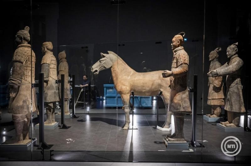 Kicsomagolt agyagkatonák Az öröklét őre - Az első kínai császár agyagkatonái című kiállításról tartott sajtótájékoztatón a Szépművészeti Múzeumban 2025. november 19-én. A november 25-től 2026. május 25-ig látogatható kiállítás méretét és az eredeti műtárgyak számát tekintve is egyedülálló. MTI/Balogh Zoltán