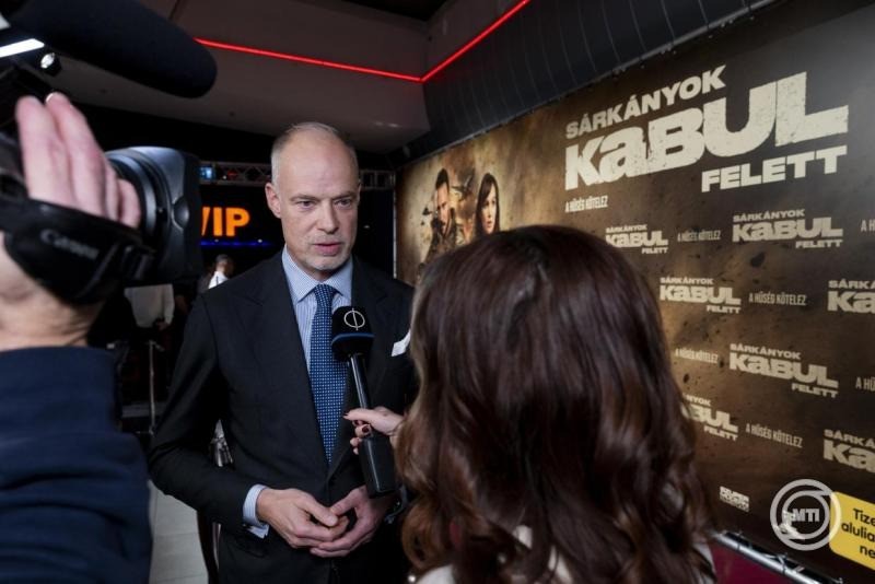  Szalay-Bobrovniczky Kristóf honvédelmi miniszter nyilatkozik a Sárkányok Kabul felett című háborús akciófilm díszbemutatóján a fővárosi Aréna Plázában 2025. november 18-án. A mozikban november 20-án debütáló film a Sámán Pajzs fedőnevű katonai műveletet, azaz a Magyar Honvédség 2021-es kabuli mentőakcióját dolgozza fel. MTI/Kocsis Zoltán