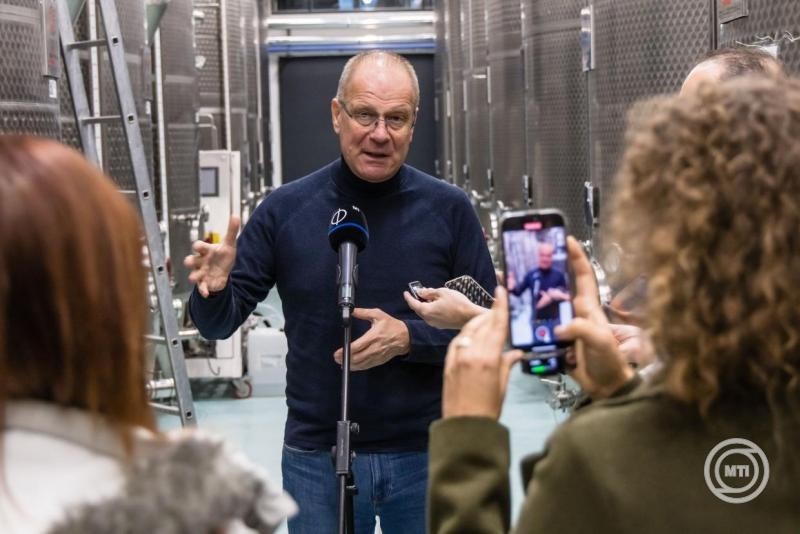 Navracsics Tibor közigazgatási és területfejlesztési miniszter sajtótájékoztatót tart a badacsonytomaji Hableány Étterem látványborászatában a szőlőültetvények aranyszínű sárgaság fitoplazmás betegségének megfékezéséről 2025. november 22-én. A kormány 3,8 milliárd forintot fordít a szőlő aranyszínű sárgaság betegségének megfékezésére - mondta a miniszter. MTI/Katona Tibor