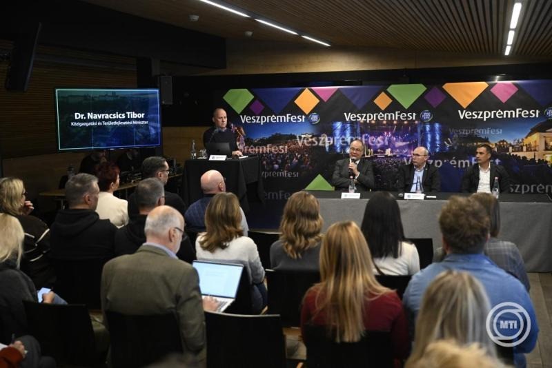 Navracsics Tibor közigazgatási és területfejlesztési miniszter (b2), Mészáros Zoltán, a fesztivál ügyvezető igazgatója (b), Porga Gyula, Veszprém polgármestere (j2) és Ovádi Péter állatvédelemért felelős kormánybiztos, Veszprém fideszes országgyűlési képviselője a VeszprémFest 2026-os programkínálatát bemutató sajtótájékoztatón a Budapest Music Centerben 2025. november 24-én. Juanes, Beth Hart, a Kraftwerk és a Pink Martini is fellép a jövő évi VeszprémFesten, amelyet július 15-18. között rendeznek meg Veszprémben. MTI/Bodnár Boglárka