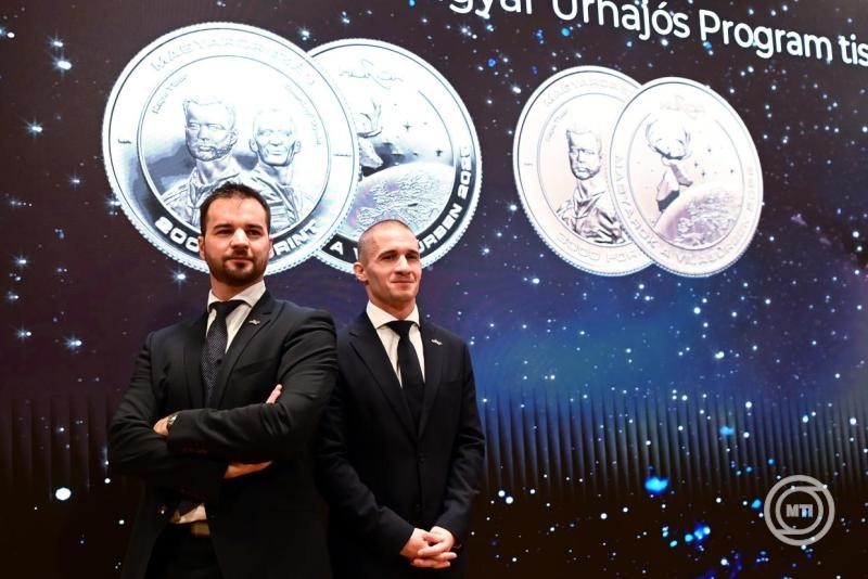 Kapu Tibor kutatóűrhajós (b) és Cserényi Gyula tartalékos kutatóűrhajós a 2025-ös magyar űrrepülés tiszteletére készült emlékérme kibocsátása alkalmából tartott budapesti ünnepségen a Magyar Nemzeti Bank (MNB) Teátrumában 2025. december 1-jén. MTI/Kovács Attila