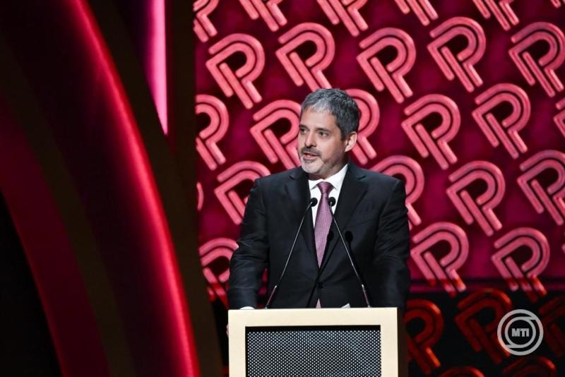 Csányi Péter, az OTP Bank vezérigazgatója beszédet mond a Prima Primissima díjátadó gálán a Müpában 2025. december 5-én. MTI/Balogh Zoltán