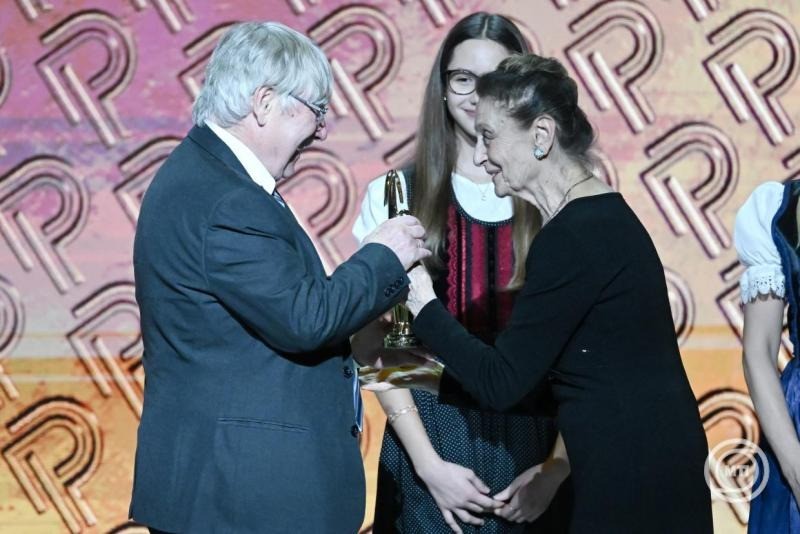 Szabó Dénes, a közönségdíjas Cantemus kóruscsalád alapítója átveszí a díjat Demján Sándornétól a Prima Primissima díjátadó gálán a Müpában 2025. december 5-én. MTI/Balogh Zoltán