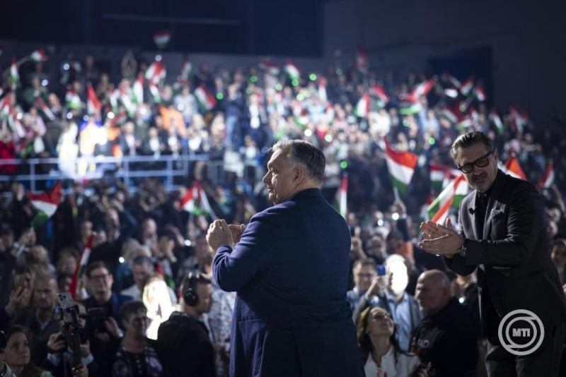 A Miniszterelnöki Kommunikációs Főosztály által közreadott képen Orbán Viktor miniszterelnök (j) a színpadon a digitális polgári körök által szervezett háborúellenes gyűlésen Kecskeméten 2025. december 6-án. Mellette Csiszár Jenő műsorvezető. MTI/Miniszterelnöki Kommunikációs Főosztály/Fischer Zoltán