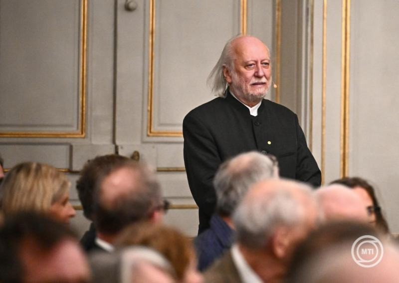 A 2025-ös irodalmi Nobel-díjat elnyerő Krasznahorkai László író előadásának megtartása előtt a stockholmi Svéd Akadémián 2025. december 7-én. MTI/EPA/TT Hírügynökség/Claudio Bresciani