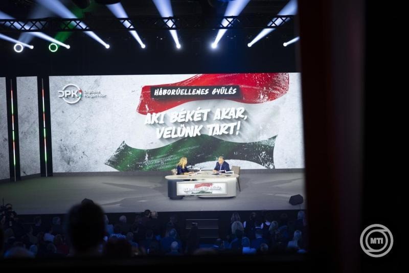 A Miniszterelnöki Kommunikációs Főosztály által közreadott képen Orbán Viktor miniszterelnök (j) a digitális polgári körök által szervezett háborúellenes gyűlésen a mohácsi Városi Sportcsarnokban 2025. december 13-án. MTI/Miniszterelnöki Kommunikációs Főosztály/Fischer Zoltán