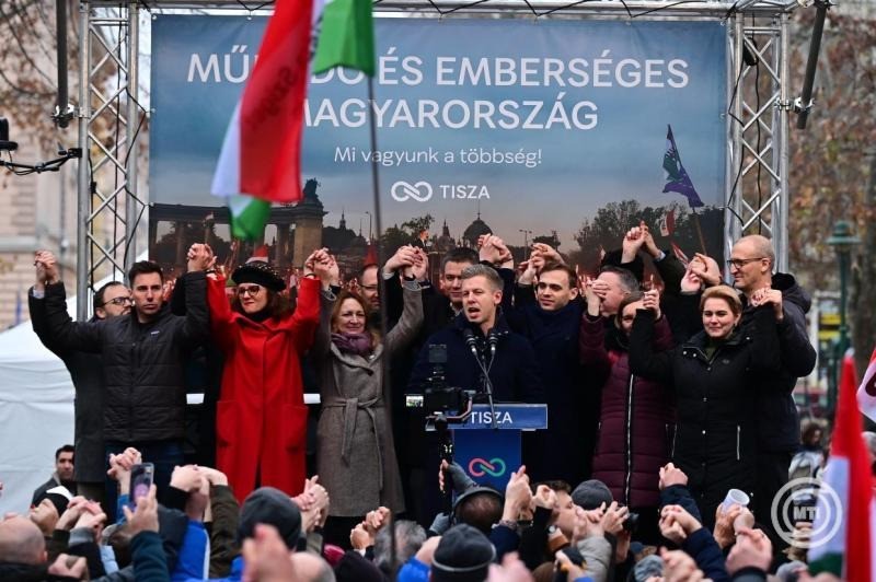 Magyar Péter, a Tisza Párt elnöke beszédet mond a párt országjárásának szegedi állomásán 2025. december 20-án. MTI/Czeglédi Zsolt