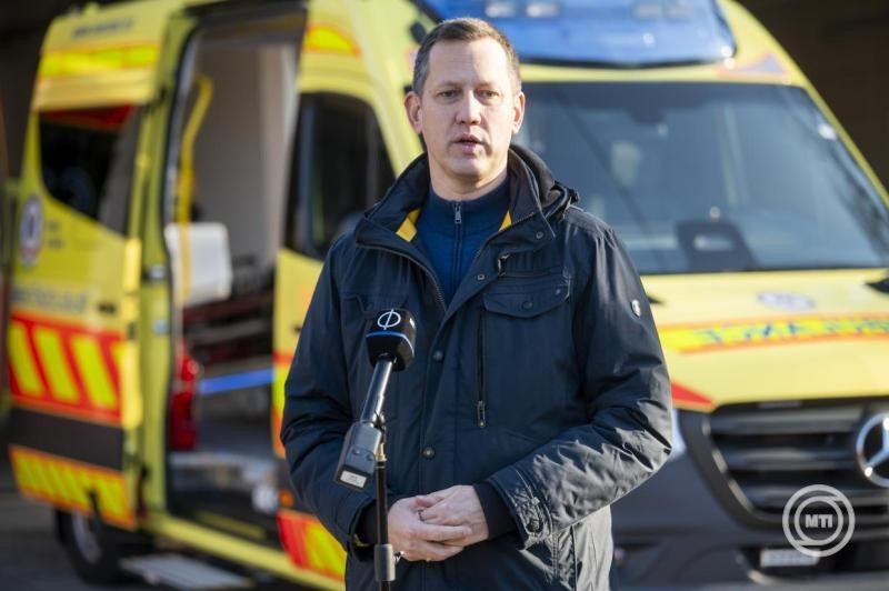 Fülöp Attila, a Belügyminisztérium gondoskodáspolitikáért felelős államtitkára beszédet mond az új mentőautó átadásán a pesthidegkúti mentőállomáson 2025. december 27-én. MTI/Balogh Zoltán