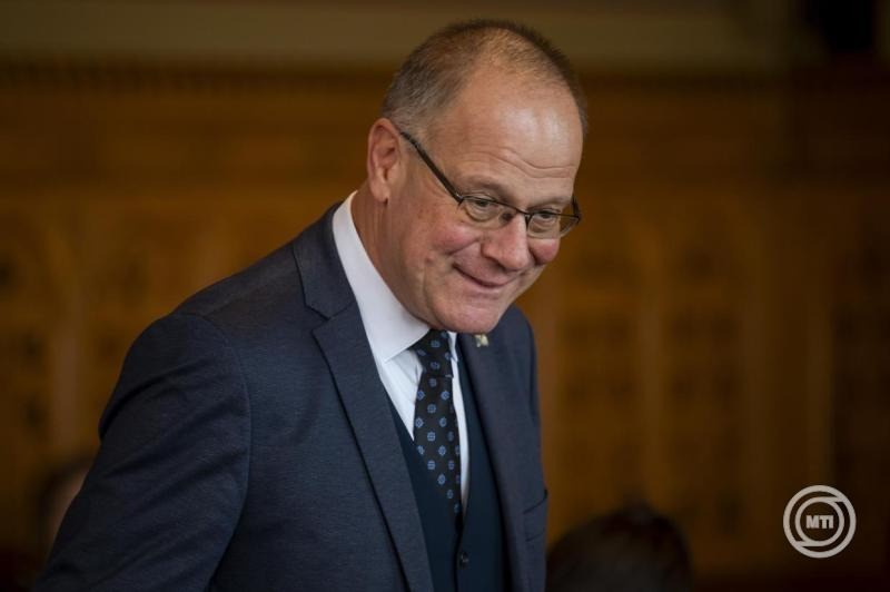 Navracsics Tibor közigazgatási és területfejlesztési miniszter érkezik éves meghallgatására az Országgyűlés európai ügyek bizottságának ülésén az Országház Tisza Kálmán termében 2025. november 3-án. MTI/Balogh Zoltán