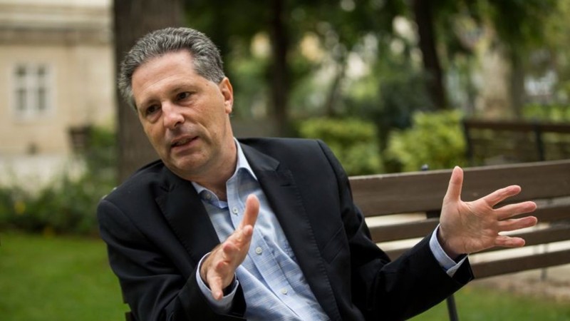 Schiffer András ügyvéd, volt országgyűlési képviselő Szilvay Gergely: Egy védés története - Tudomány és politika összecsapása Magyarországon, Szilvay Gergely: A tudományos kirekesztés módszertana - Avagy hogyan igyekeznek ellehetetleníteni a progresszívek a konzervatív tudósokat?, valamint Orbán Balázs: A szabad mandátum és a nemzeti szuverenitás alkotmányjogi összefüggései című köteteinek bemutatóján, a Mandiner és a Mathias Corvinus Collegium (MCC) rendezvényén az MCC budapesti képzési központjában 2025. december 1-jén. MTI/Purger Tamás