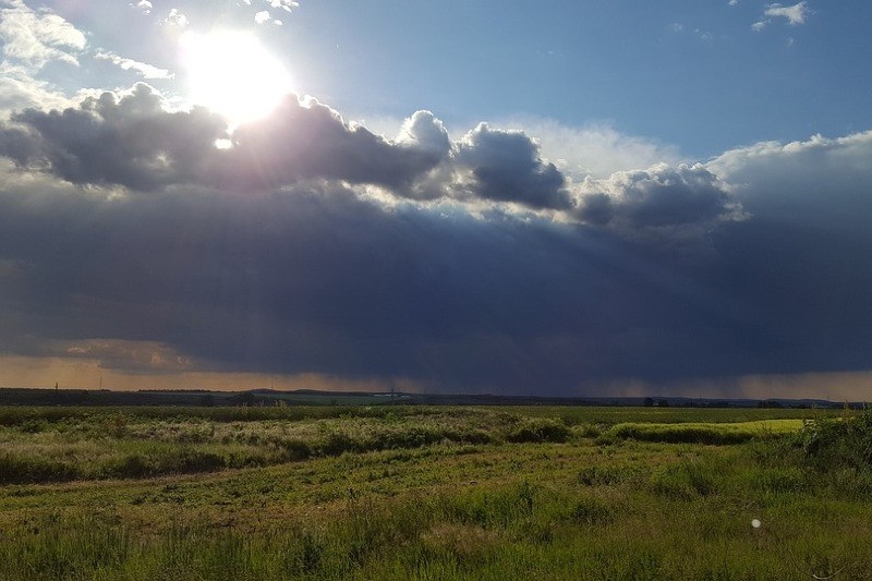 Változékony idő várható az év első hétvégéjén, és többfelé lehet eső, havas eső, havazás. Péntektől lehűlés kezdődik, a csúcsértékek vasárnap már csak mínusz 1 és plusz 4 Celsius-fok között alakulnak, miközben az éjszakák is fagyosak lesznek - derül ki a HungaroMet Nonprofit Zrt. előrejelzéséből, amelyet csütörtökön juttattak el az MTI-hez.