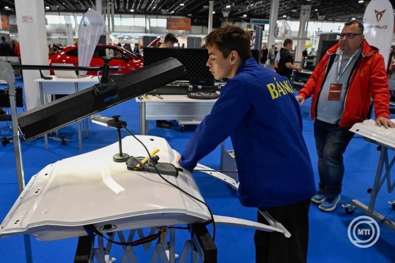 Szakmunkástanulók bemutatója a XVIII. Szakma Sztár Fesztiválon a Hungexpo Kongresszusi Központban a megnyitó napján, 2025. április 28-án. MTI/Máthé Zoltán