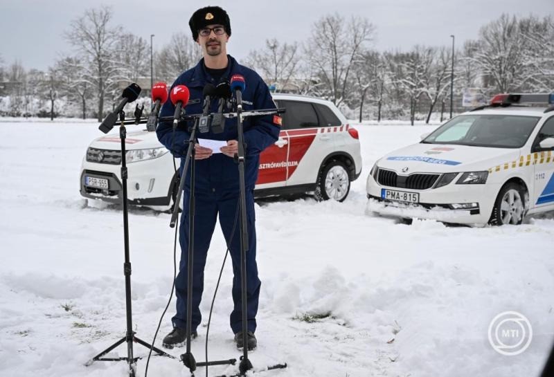 Mukics Dániel tűzoltó alezredes, az Országos Katasztrófavédelmi Főigazgatóság (OKF) szóvivője a rendkívüli téli időjárás miatt felállított operatív törzs délutáni sajtótájékoztatóján az OKF Mogyoródi úti épületénél 2026. január 7-én. MTI/Bruzák Noémi