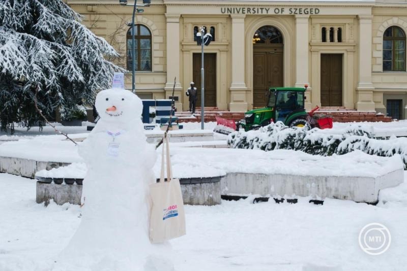 A Szegedi Tudományegyetem rektori épülete és környezete a havazás után 2026. január 7-én. MTI/Oláh Tamás